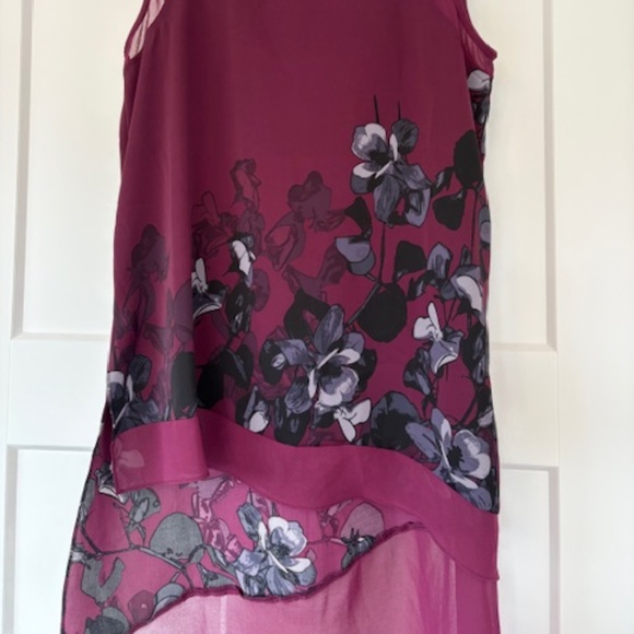 Le Chateau Women's size M sleeveless blouse - Picture 3 of 3